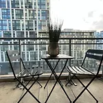 Queen 2Br With Free Parking, Near Cn Tower