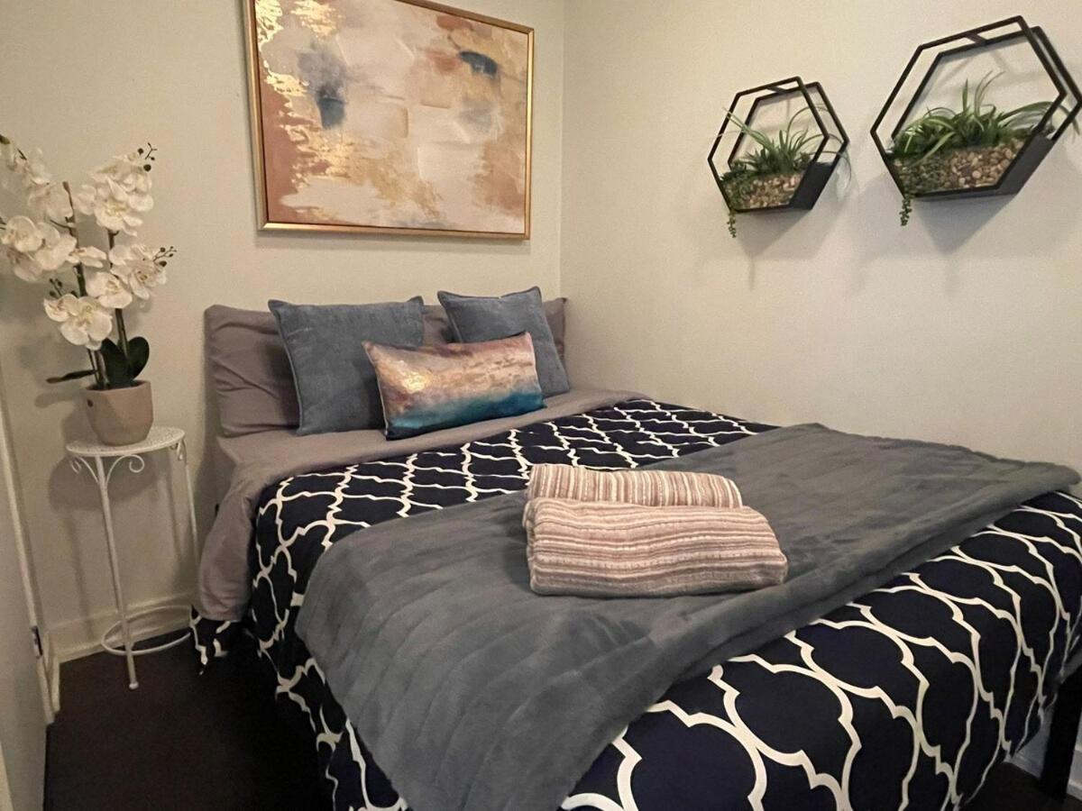Queen 2br With Free Parking, Near Cn Tower Toronto