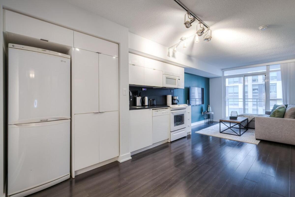 Queen 2br With Free Parking, Near Cn Tower