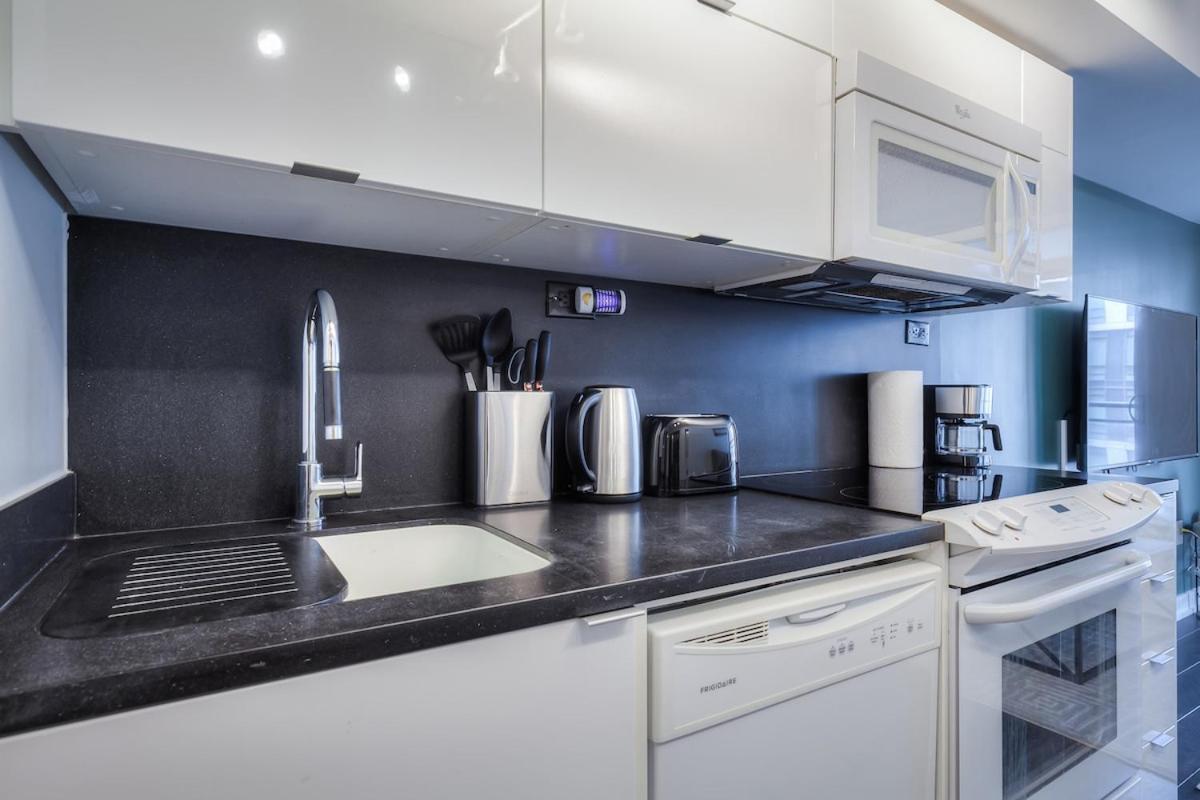 Queen 2br With Free Parking, Near Cn Tower Apartment Toronto