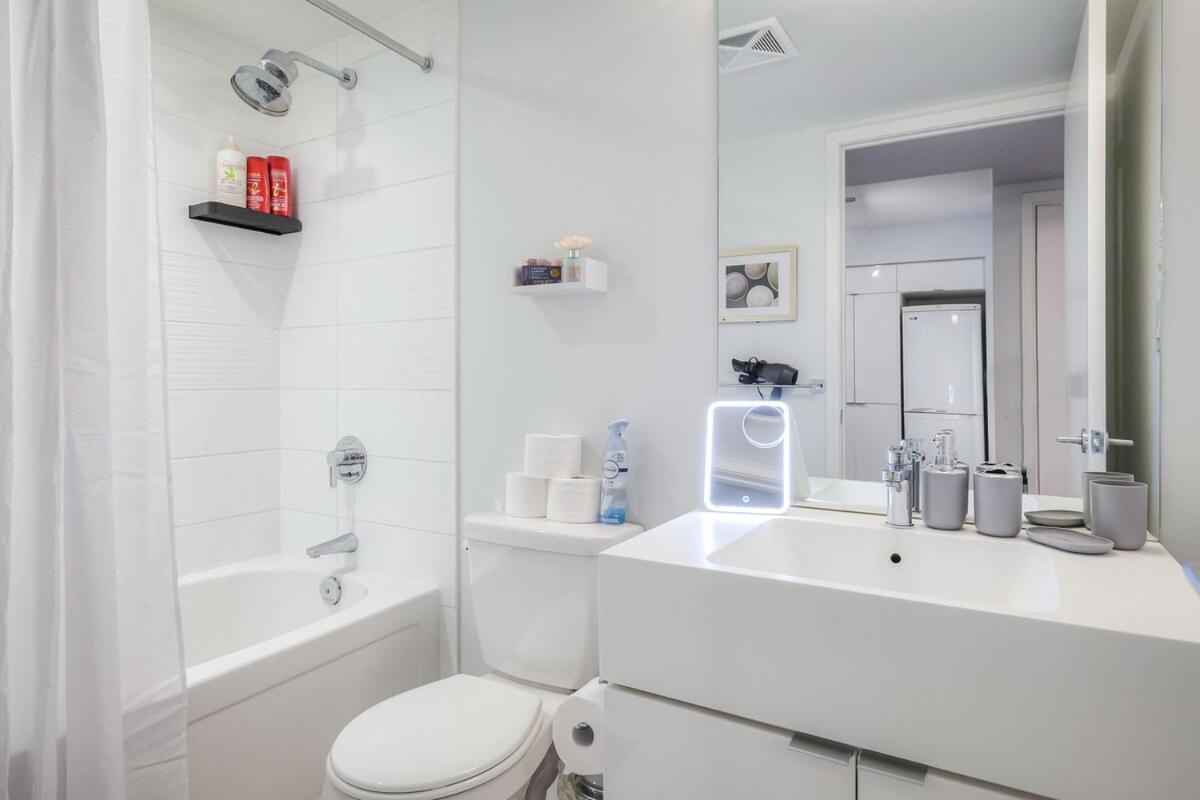 Apartment Queen 2br With Free Parking, Near Cn Tower Toronto