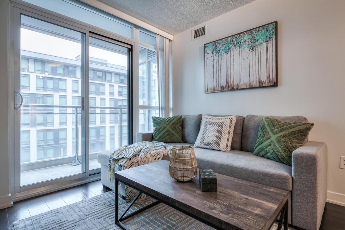 Queen 2br With Free Parking, Near Cn Tower Toronto