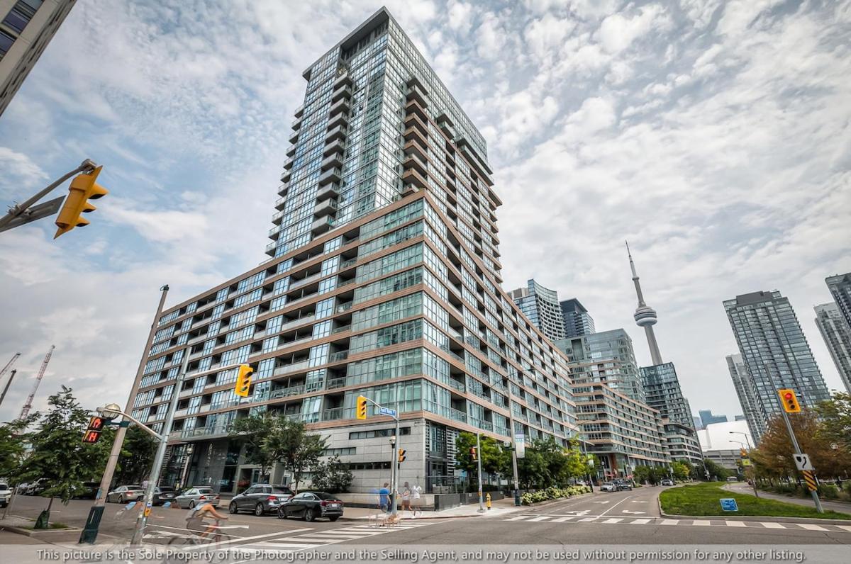 Queen 2br With Free Parking, Near Cn Tower Apartment