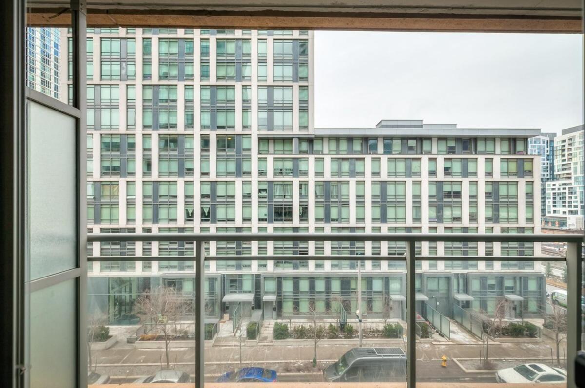 Queen 2br With Free Parking, Near Cn Tower Apartment Toronto