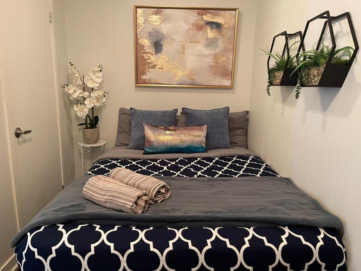 Queen 2br With Free Parking, Near Cn Tower Apartment *