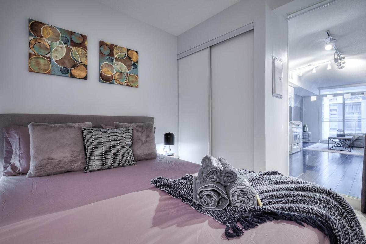 Queen 2br With Free Parking, Near Cn Tower Apartment Toronto